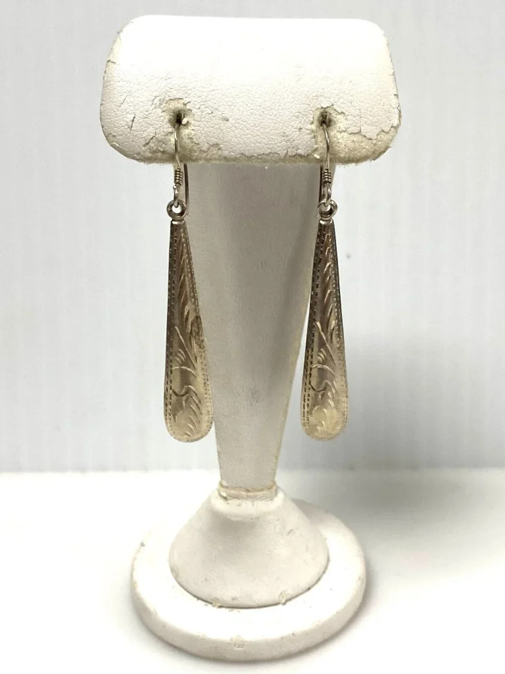 m949 Vintage Classic Style Sterling Silver Etched Teardrop Dangle Earrings